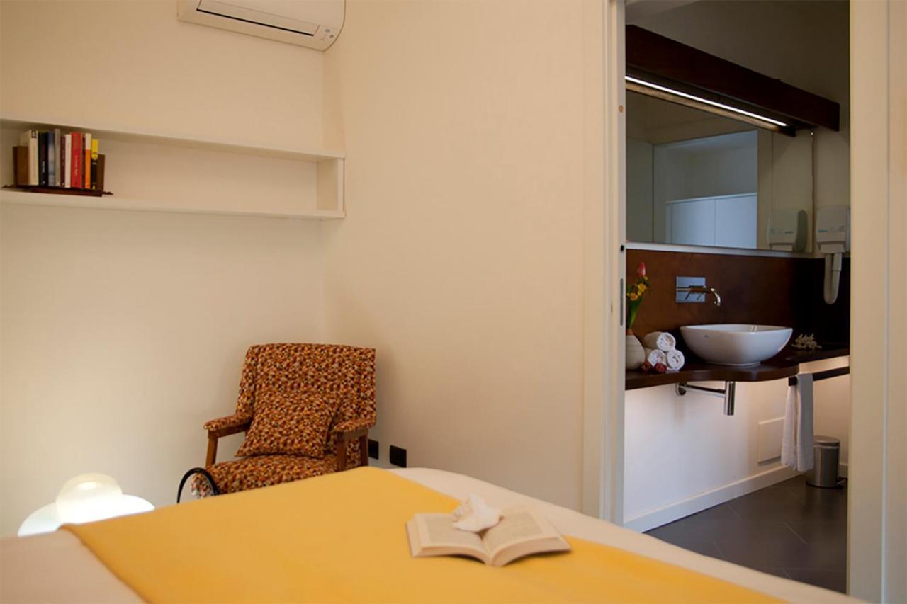 Foyer Rooms & Suites Affittacamere กาญารี ภายนอก รูปภาพ